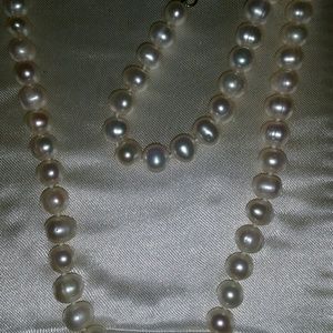 Beautiful freshwater Pearl Necklace and matching b
